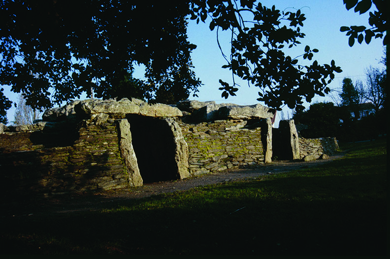 Les deux entrées du cairn des Mousseaux, à Pornic (Loire-Atlantique)
