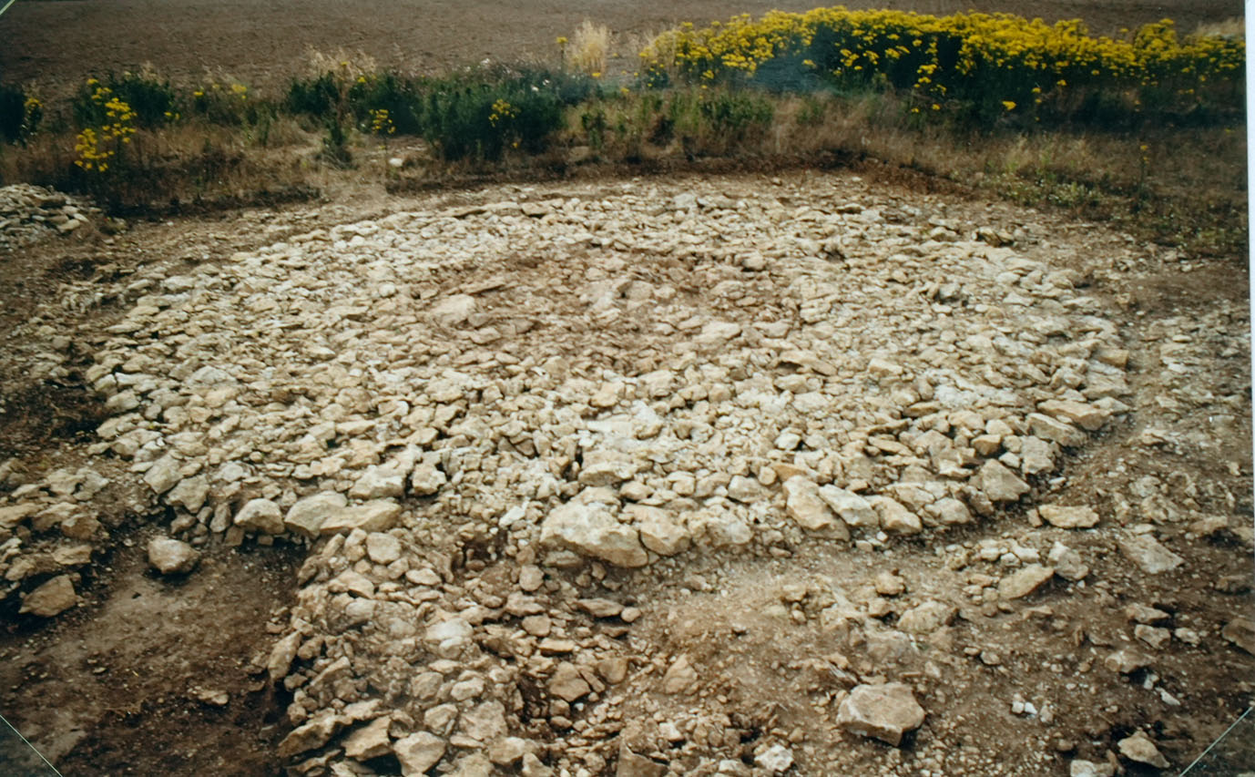 Fondation d’une des tombes de la nécropole de La Bruyère du Hamel, à Condé-sur-Ifs (Calvados)