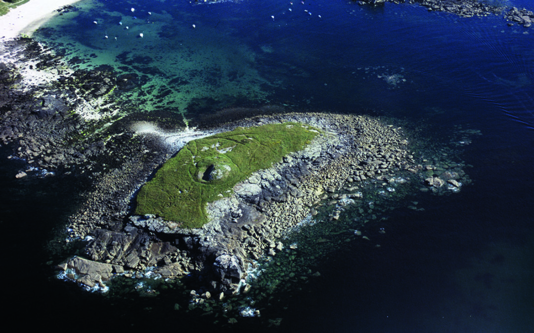 Cairn de l'île de Carn accessible à marée basse, à Ploudalmézeau (Finistère)